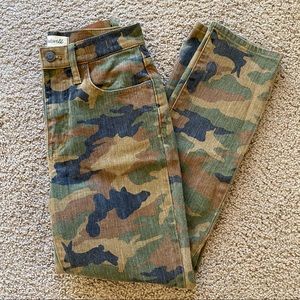 Madewell High Rise Slim Boyjean Size 25 Camo Print Denim Skinny Jeans